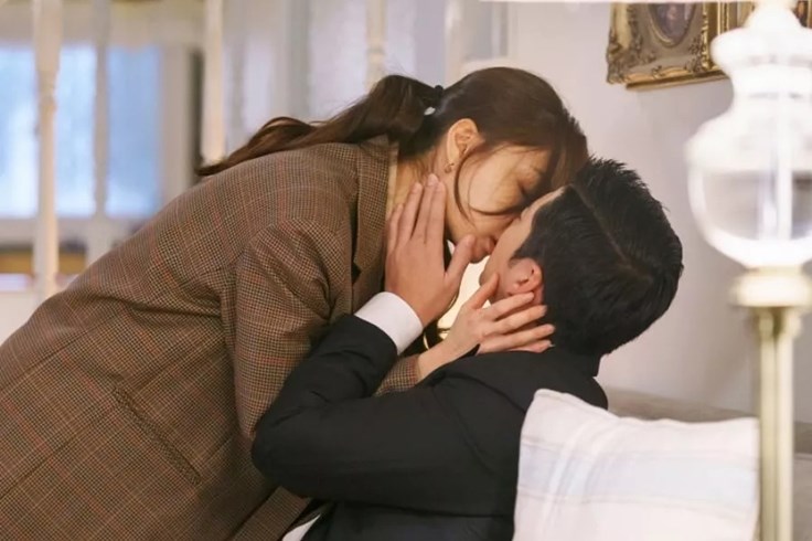 Vợ Yoon Kye Sang phản ứng thế nào về cảnh hôn trên phim của chồng?