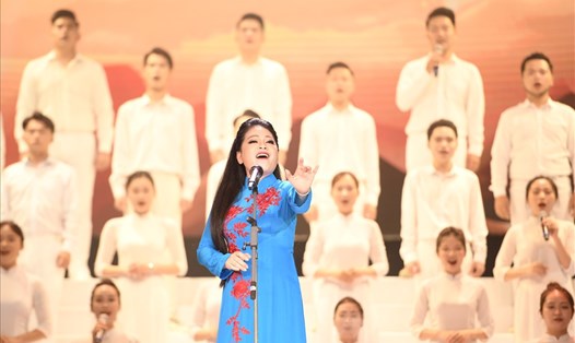 Nữ ca sĩ Anh Thơ đong đầy cảm xúc trong đêm nhạc riêng tổ chức tại Cung Văn hóa hữu nghị Việt Xô (Hà Nội). Ảnh: NVCC