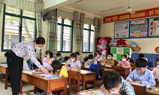 Với nhiệt huyết và tình yêu thương, cô giáo Bùi Thị Quế - Hiệu trưởng Trường Tiểu học thị trấn Mường Tè, huyện Mường Tè, tỉnh Lai Châu đã mang khát vọng đến với học sinh miền biên viễn. Ảnh: NVCC