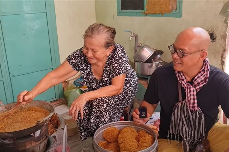 Tiếng rao 4.0: Người phụ nữ nuôi cả gia đình bằng gánh bánh rế suốt 52 năm