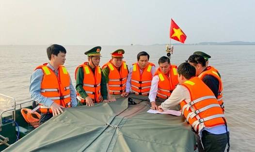 Chủ tịch UBND TP.Hải Phòng Nguyễn Văn Tùng trong buổi đi kiểm tra tại khu nuôi ngao không phép trong KCN Deep C2A hồi tháng 4.2022. Ảnh: MH