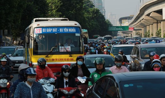 Lái xe buýt ở Hà Nội chịu nhiều áp lực, đặc biệt trong giờ cao điểm. Ảnh: Hải Nguyễn