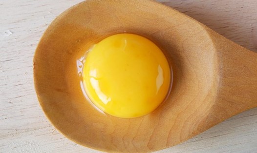 Lòng đỏ trứng giúp xây dựng lại cơ thể và có thể giúp bạn phát triển cơ bắp. Ảnh: Eatthis
