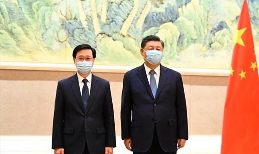 Chủ tịch Trung Quốc Tập Cận Bình (phải) sẽ tham dự lễ nhậm chức của trưởng đặc khu hành chính Hong Kong John Lee trong khuôn khổ chuyến thăm dịp kỷ niệm 25 năm Hong Kong được trao trả cho Trung Quốc. Ảnh: Tân Hoa Xã