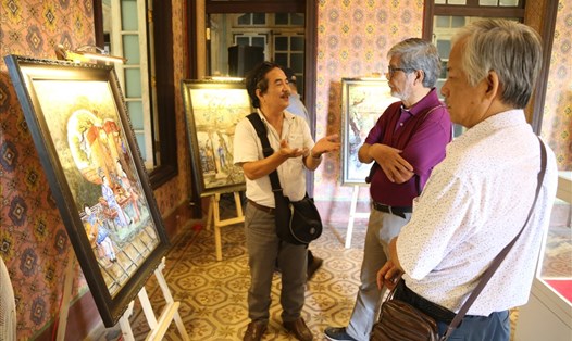 Du khách ngắm nhìn những bức tranh pháp lam tại triển lãm.