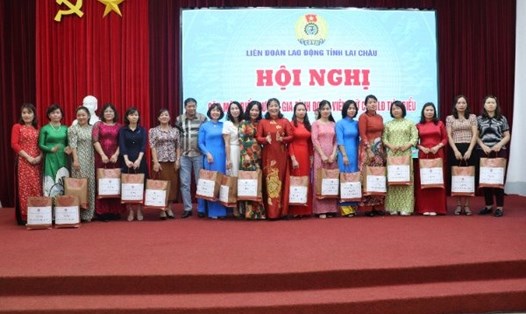 Lãnh đạo LĐLĐ tỉnh Lai Châu và  Sở Nội vụ tặng quà cho 25 nữ CCVCLĐ tiêu biểu.