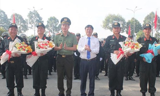 Lãnh đạo UBND tỉnh Đồng Nai tặng hoa chúc mừng Ban Chỉ huy Trung đoàn Cảnh sát cơ động dự bị chiến đấu. Ảnh: V.N