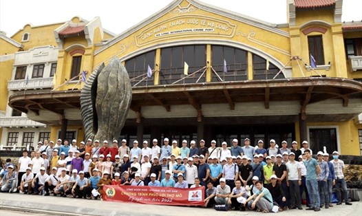Đoàn thăm quan chụp ảnh lưu niệm tại Cảng hành khách Quốc tế Hạ Long. Ảnh: Công đoàn TKV