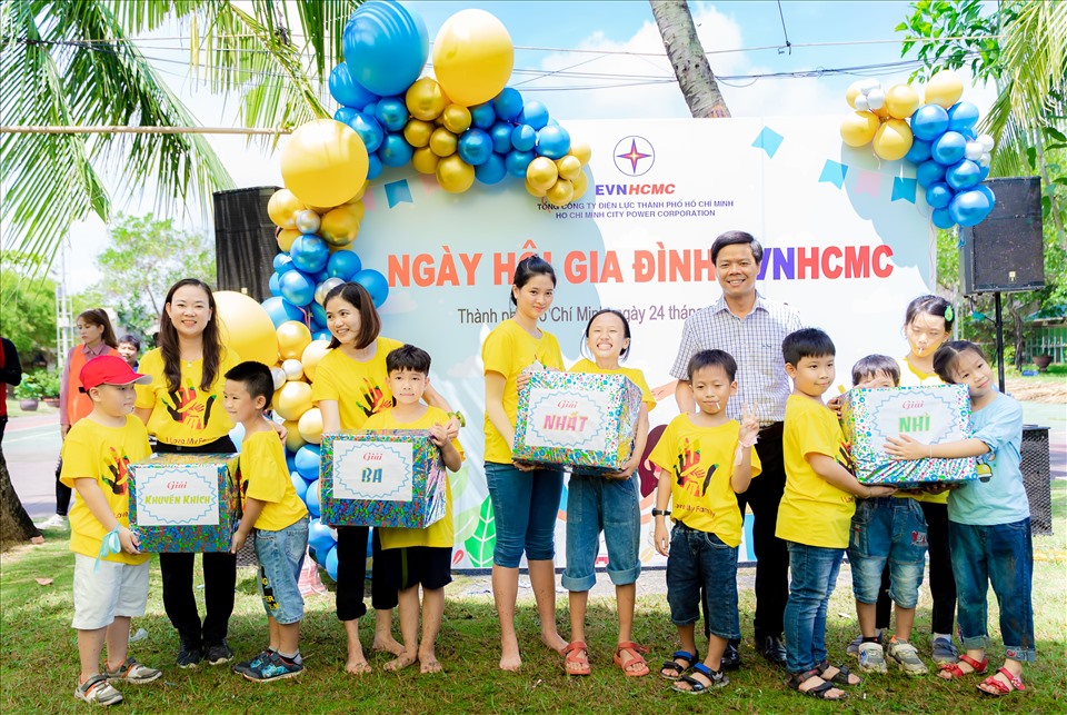 Đại diện Công đoàn EVNHCMC trao thưởng cho các gia đình công nhân tham gia ngày hội. Ảnh: Đức Long