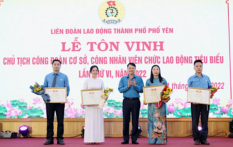 Lãnh đạo LĐLĐ tỉnh Thái Nguyên trao bằng khen cho CNVCLĐ tiêu biểu. Ảnh: CĐTN