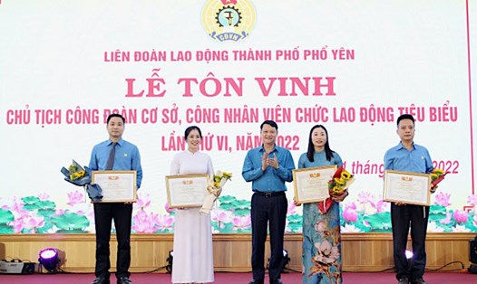 Lãnh đạo LĐLĐ tỉnh Thái Nguyên trao bằng khen cho CNVCLĐ tiêu biểu. Ảnh: CĐTN