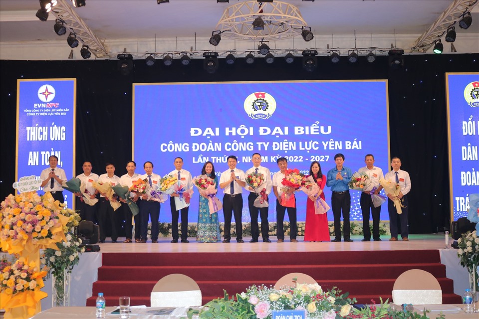 Ban Chấp hành Công đoàn Công ty Điện lực Yên Bái lần thứ IV, nhiệm kỳ 2022-2027 ra mắt Đại hội. Ảnh: CĐĐL
