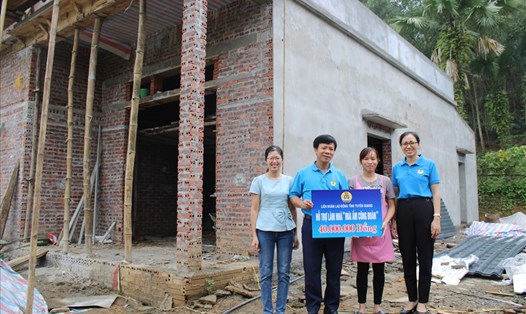 Lãnh đạo Công đoàn các Khu Công nghiệp tỉnh Tuyên Quang trao tiền hỗ trợ cho đoàn viên Đỗ Thị Chính. Ảnh: CĐTQ