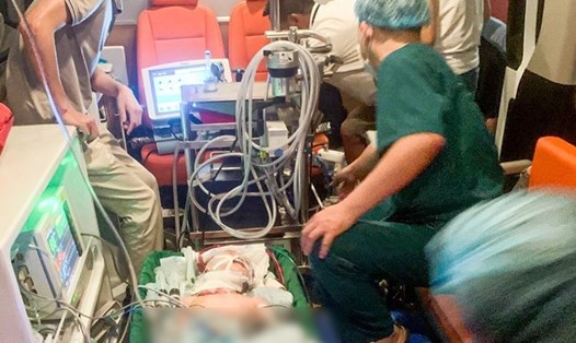 Trong gần 6 tiếng di chuyển từ Sơn La về Hà Nội, các bác sĩ luôn phải đảm bảo hệ thống máy móc đi cùng bệnh nhi hoạt động ổn định liên tục, không để xảy ra 1 sai sót dù nhỏ nhất. Ảnh: Bác sĩ cung cấp