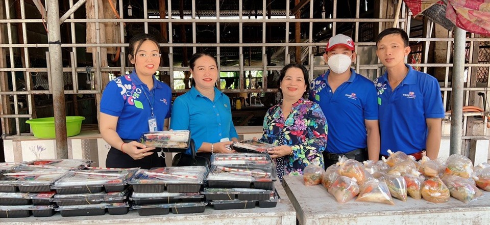 Đoàn viên, CNVCLĐ TP Hồng Ngự tham gia ngày hội gia đình nấu các phần ăn gửi bếp ăn từ thiện hỗ trợ bệnh nhân khó khăn.