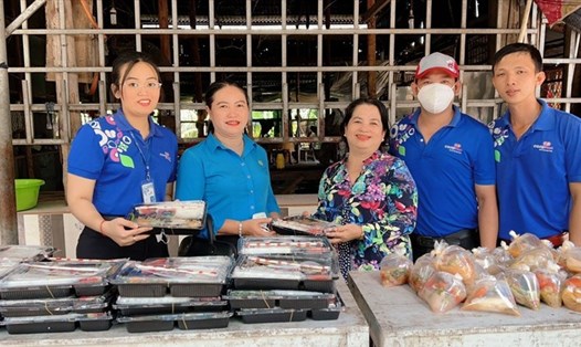 Đoàn viên, CNVCLĐ TP Hồng Ngự tham gia ngày hội gia đình nấu các phần ăn gửi bếp ăn từ thiện hỗ trợ bệnh nhân khó khăn.