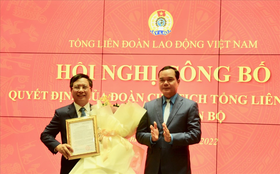 Chủ tịch Tổng LĐLĐ Việt Nam Nguyễn Đình Khang (bên phải ảnh) trao quyết định công nhận Chủ tịch Hội đồng trường Trường Đại học Tôn Đức Thắng cho TS Vũ Anh Đức. Ảnh: Huyên Nguyễn