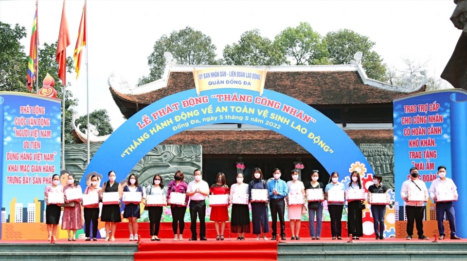 Trao hỗ trợ cho công nhân lao động khó khăn tại Lễ phát động Tháng công nhân năm 2022 do Liên đoàn Lao động quận Đống Đa tổ chức (ảnh minh hoạ). Ảnh: CĐQ