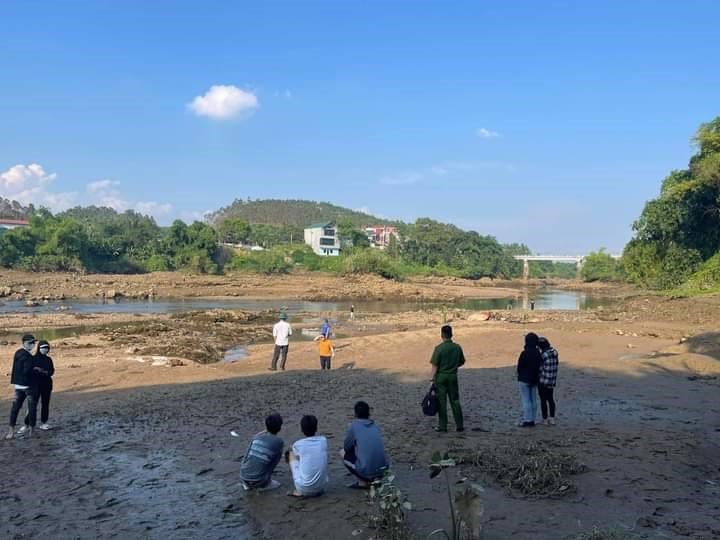 Cơ quan chức năng đang tìm kiếm nạn nhân bị mất tích do nước cuốn trôi tại thị trấn Thác Bà, huyện Yên Bình. Ảnh: CTV.