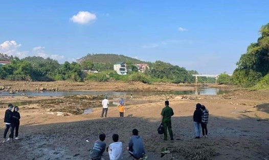 Cơ quan chức năng đang tìm kiếm nạn nhân bị mất tích do nước cuốn trôi tại thị trấn Thác Bà, huyện Yên Bình. Ảnh: CTV.