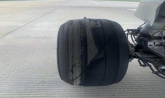 Máy bay bị bong lốp khi bay từ Liên Khương về Nội Bài. Ảnh GT