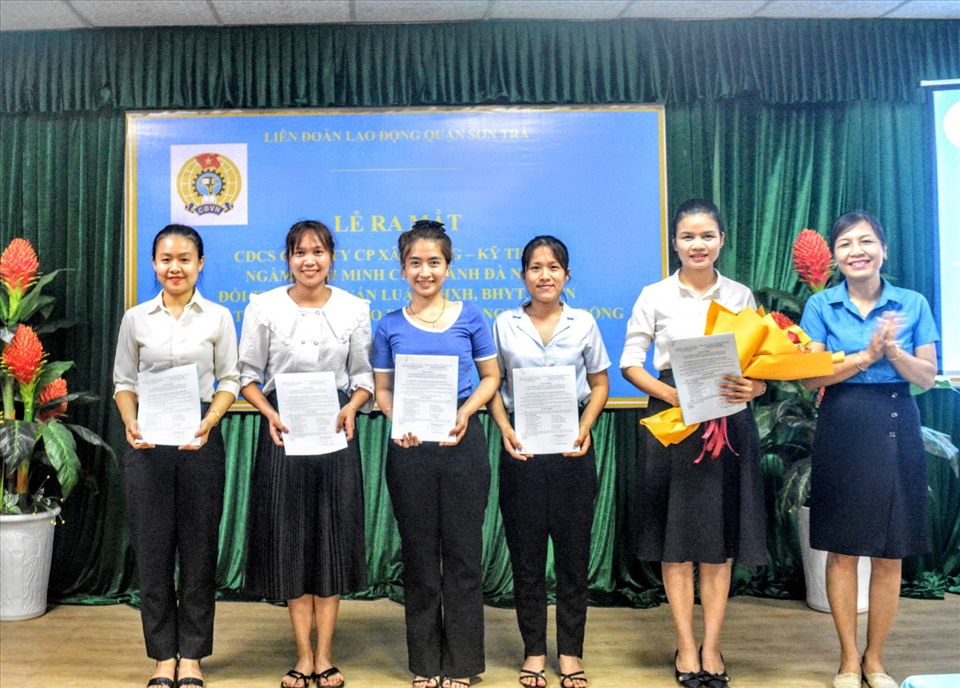 Liên đoàn Lao động quận Sơn Trà, thành phố Đà Nẵng thành lập một Công đoàn cơ sở mới với 60 đoàn viên. Ảnh: Phương Trà