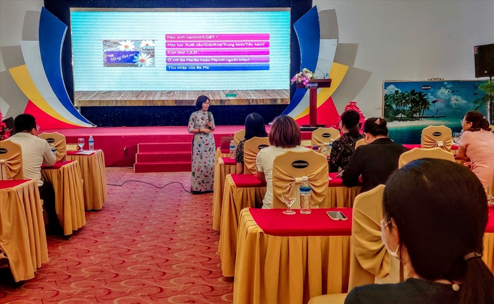 Liên đoàn Lao động quận Cẩm Lệ, thành phố Đà Nẵng tổ chức hội nghị sinh hoạt Chuyên đề “Gia đình bình an – Xã hội hạnh phúc” cho gần 100 cán bộ Công đoàn. Ảnh: Phương Trà