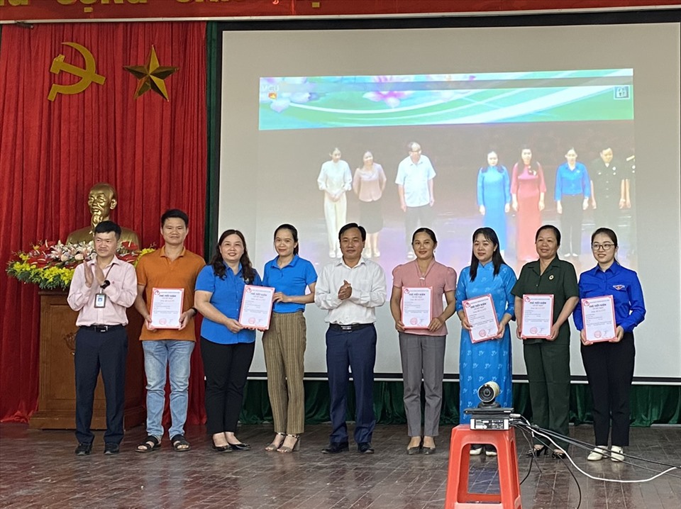 Chủ tịch UBND huyện Nguyên Bình trao sổ tiền gửi tiết kiệm. Ảnh: ĐVCC.