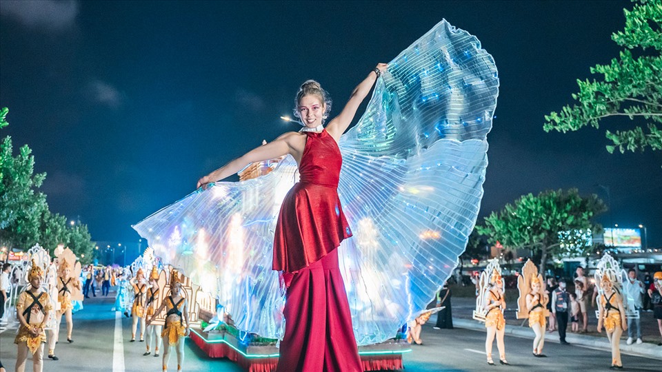 Diễu hành Carnival đường phố khuấy động đêm Đà Nẵng. Ảnh: TT
