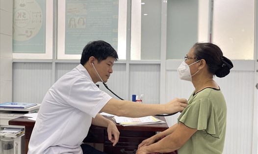 Bác sĩ Bệnh viện Tim Hà Nội khám bệnh và tư vấn miễn phí về tim mạch cho người dân Phú Quốc. Ảnh: Hoàng Dung