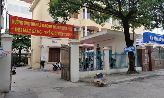 Ông Nguyễn Văn Hiệu di chuyển vào Bệnh viện Mắt Hải Phòng thì bị nhóm đối tượng hành hung. Ảnh: CTV