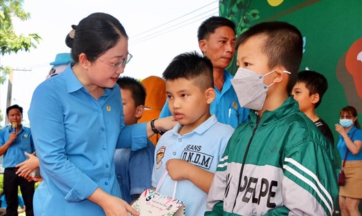Bà Nguyễn Kim Loan - Chủ tịch LĐLĐ tỉnh Bình Dương trao quà cho con công nhân tại Công ty TNHH Shyang Hung Cheng.