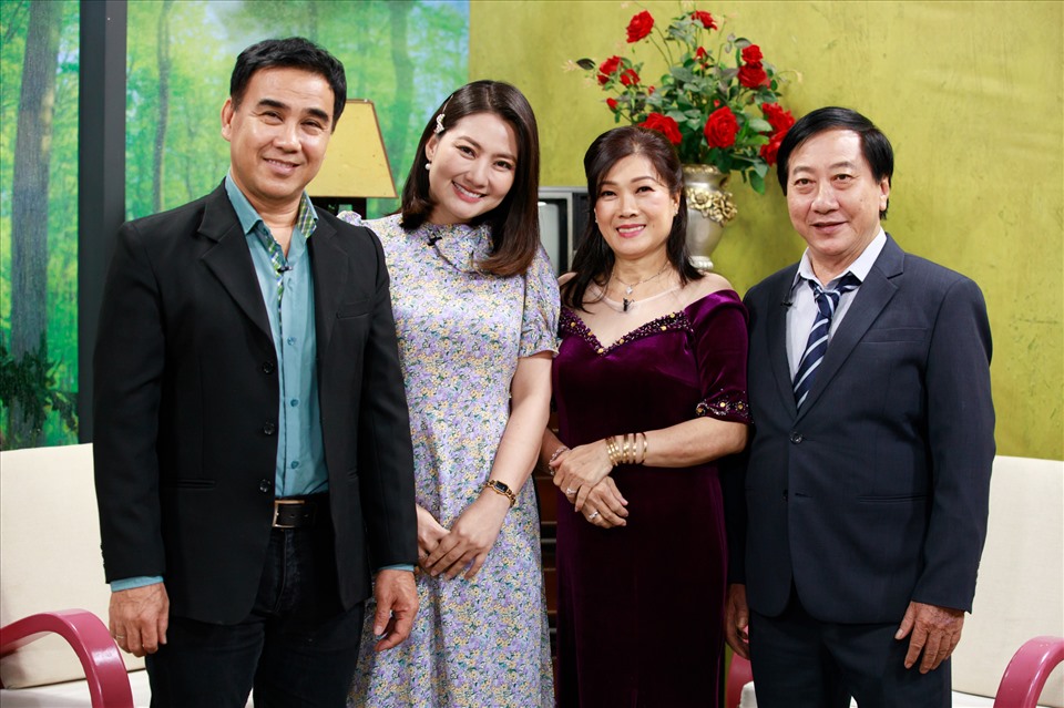 Bố mẹ Quốc Cơ - Quốc Nghiệp tại chương trình Quyền Linh làm MC. Ảnh: MCV.