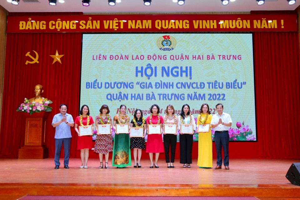 Trao Bằng khen cho đại diện các gia đình công nhân viên chức lao động tiêu biểu quận Hai Bà Trưng năm 2022. Ảnh: CĐQ