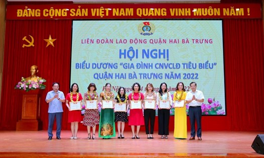 Trao Bằng khen cho đại diện các gia đình công nhân viên chức lao động tiêu biểu quận Hai Bà Trưng năm 2022. Ảnh: CĐQ