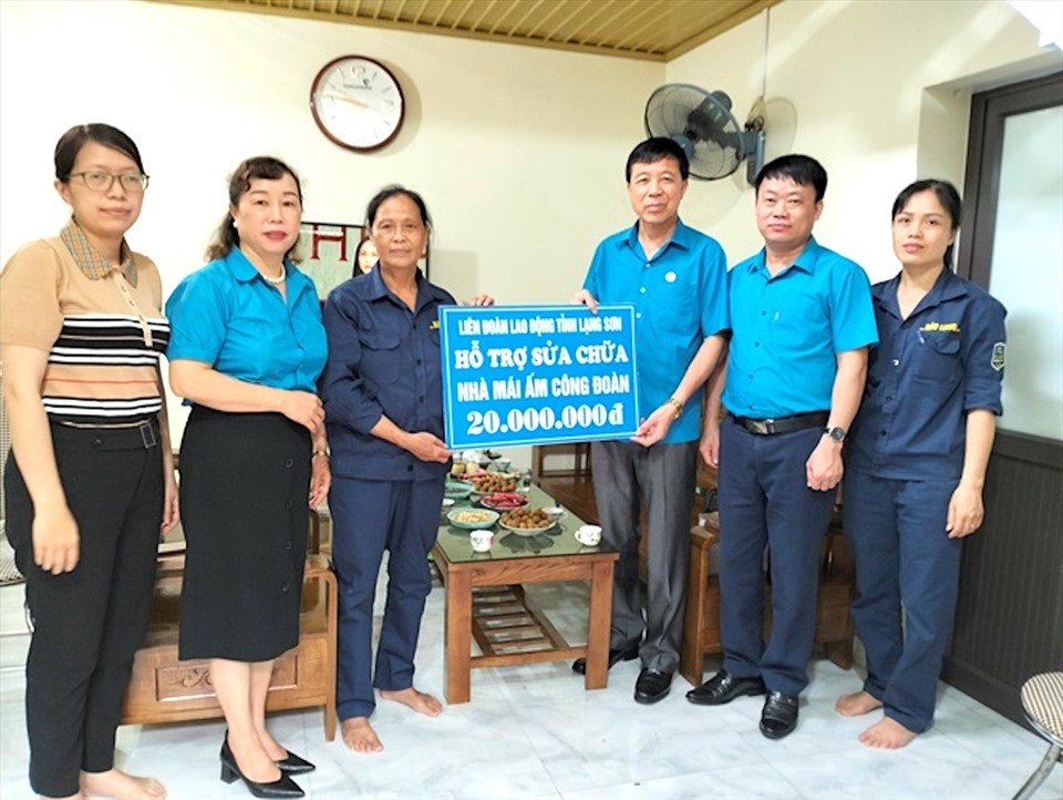 Ông Lý Đức Thanh - Chủ tịch LĐLĐ tỉnh Lạng Sơn (thứ 3 từ phải sang) trao hỗ trợ Mái ấm Công đoàn tới nữ đoàn viên. Ảnh: CĐLS