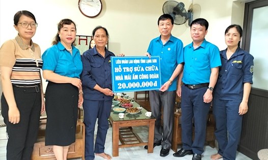 Ông Lý Đức Thanh - Chủ tịch LĐLĐ tỉnh Lạng Sơn (thứ 3 từ phải sang) trao hỗ trợ Mái ấm Công đoàn tới nữ đoàn viên. Ảnh: CĐLS