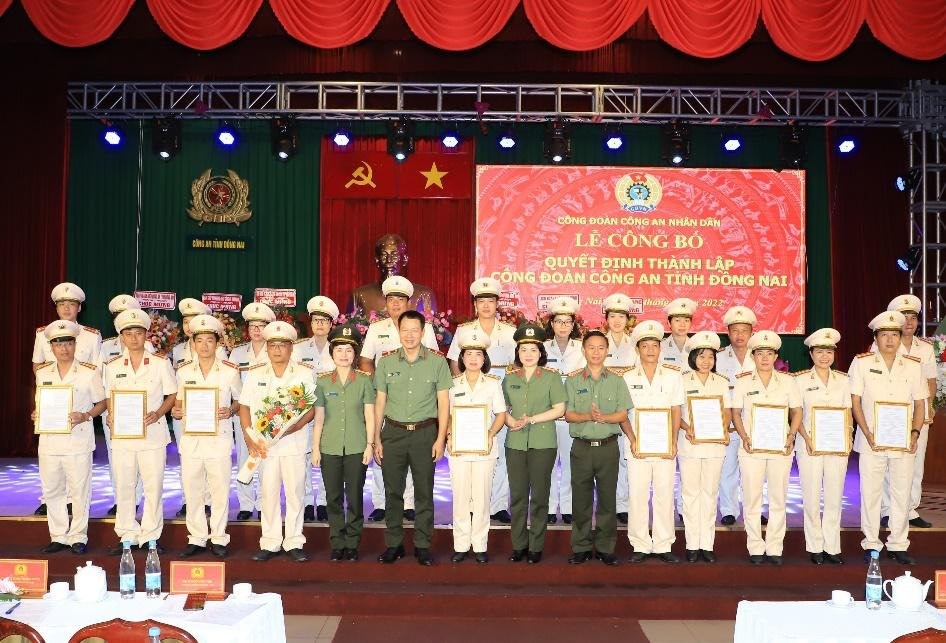Lãnh đạo Cục Công tác đảng và công tác chính trị, Lãnh đạo Công an tỉnh và Công đoàn CAND chúc mừng Ban chấp hành công đoàn lâm thời Công an tỉnh và Công đoàn cơ sở. Ảnh: CĐ Công an tỉnh Đồng Nai.