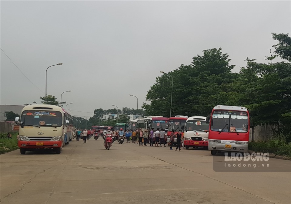 Hàng loạt ôtô cũ nát chở công nhân bị xử lý sau phản ánh của Lao Động