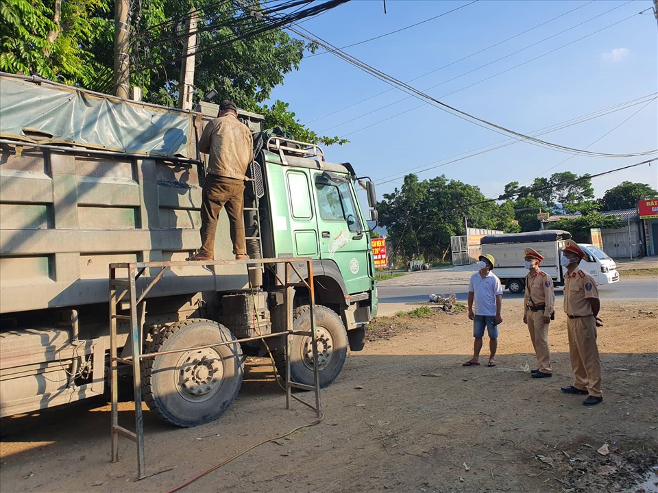 Chủ xe cắt bỏ thành thùng cơi nới sau tuyền truyền, vận động của lực lượng CSGT. Ảnh: VH