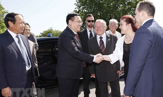 Chủ tịch Quốc hội Vương Đình Huệ thăm Nhà máy chế biến của Công ty Mirelite Mirsa. Ảnh: TTXVN