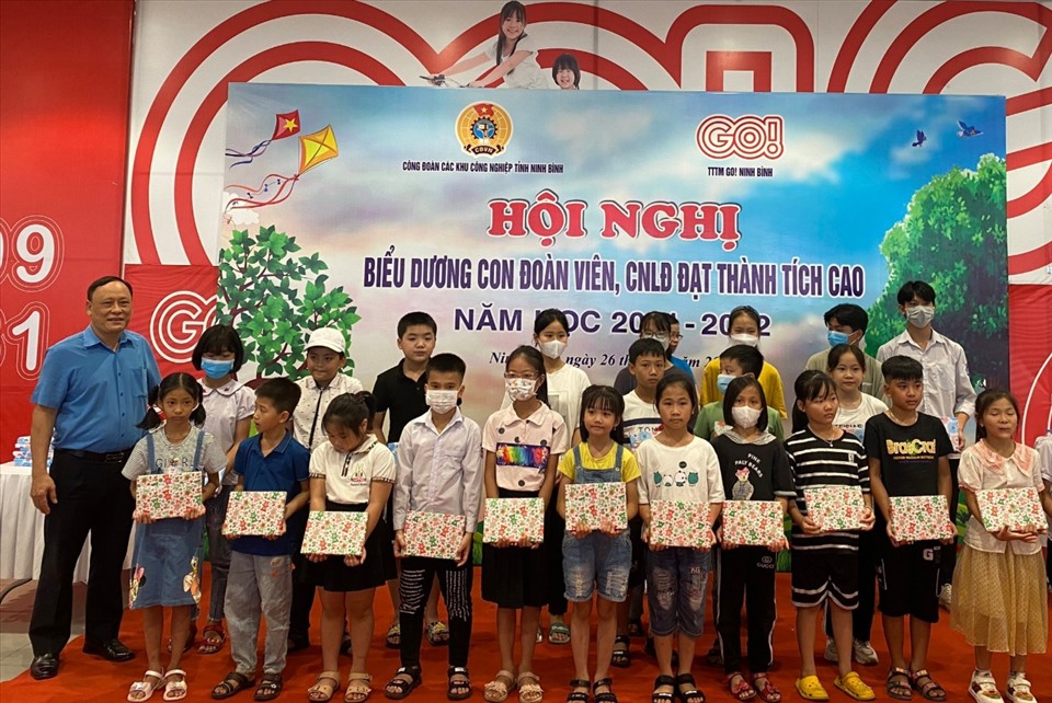 Đại diện lãnh đạo CĐ các KCN tỉnh Ninh Bình tặng quà cho các cháu là con đoàn viên, CNLĐ đạt thành tích cao trong học tập. Ảnh: NT