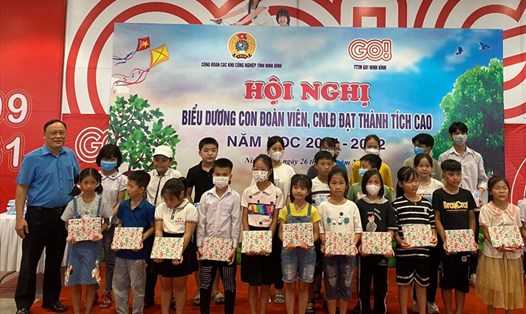 Đại diện lãnh đạo CĐ các KCN tỉnh Ninh Bình tặng quà cho các cháu là con đoàn viên, CNLĐ đạt thành tích cao trong học tập. Ảnh: NT