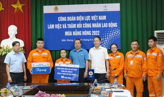 Chị Nguyễn Thị Phương (thứ 3, từ trái sang) nhận quà từ Chủ tịch Công đoàn Điện lực Việt Nam Đỗ Đức Hùng. Ảnh: CĐĐL