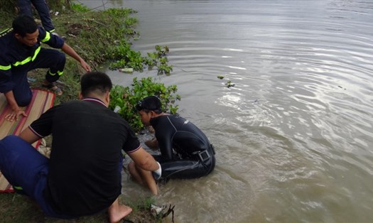 Lực lượng Cảnh sát PCCC&CNCH Công an tỉnh Tây Ninh tìm thi thể bị đuối nước.
