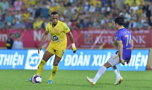 Bộ đôi ngoại binh Siladi, Marcio lần lượt toả sáng trong trận hoà 1-1 của câu lạc Hà Nội và Nam Định trên sân Thiên Trường. Ảnh: Hoài Thu