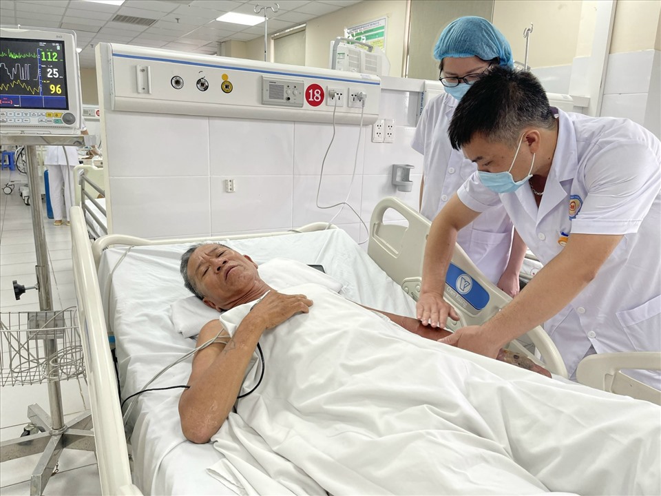 Bệnh nhân bị rắn cắn được điều trị tại BVĐK tỉnh Hòa Bình. Ảnh: Đ.H