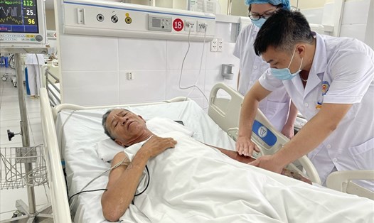 Bệnh nhân bị rắn cắn được điều trị tại BVĐK tỉnh Hòa Bình. Ảnh: Đ.H