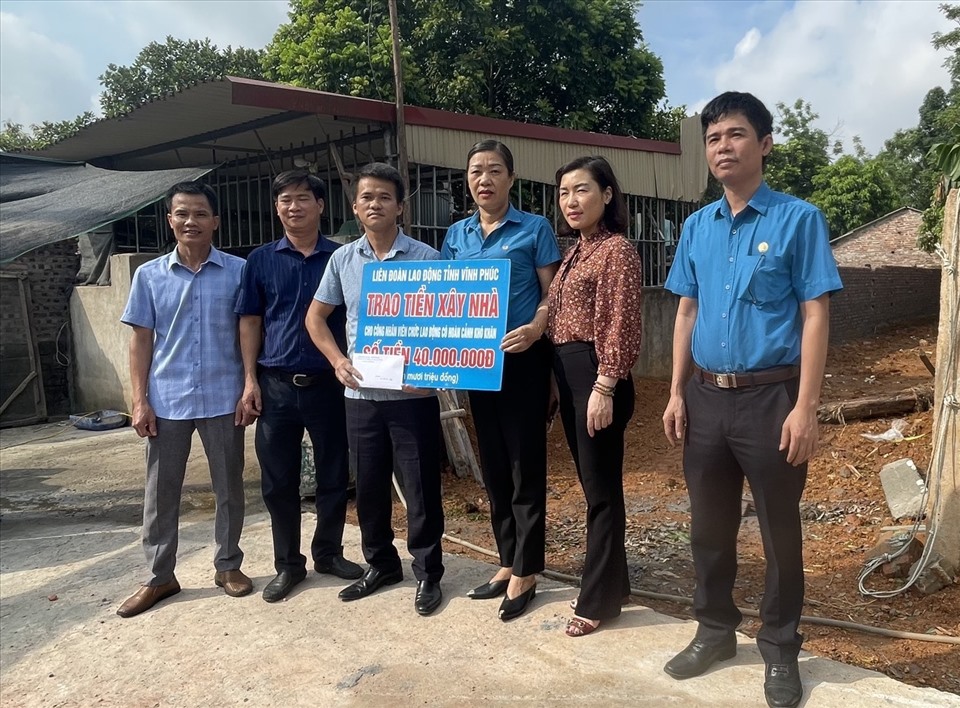 Bà Nguyễn Thị Thúy Hà – Phó Chủ tịch Thường trực Liên đoàn Lao động tỉnh Vĩnh Phúc (thứ 3 từ phải qua) trao tiền hỗ trợ xây nhà cho đoàn viên Nguyễn Hữu Thoa.