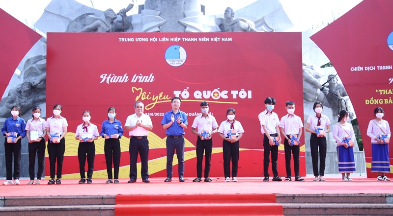 Ban tổ chức trao tặng học bổng cho học sinh dân tộc thiểu số có hoàn cảnh khó khăn.